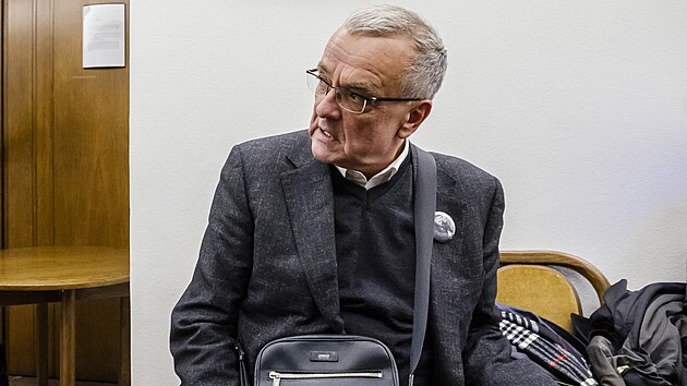 Miroslav Kalousek p�ed jedn�n�m v�konnn�ho v�boru TOP 09