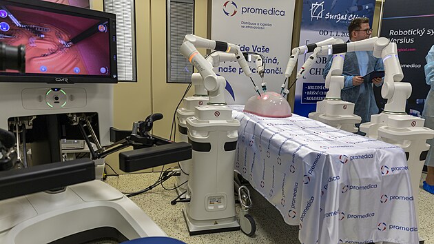 Robotick systm Versius bude od ledna 2024 v brnnsk SurGal Clinic slouit k operacm v hrudi, plicch i stevech.