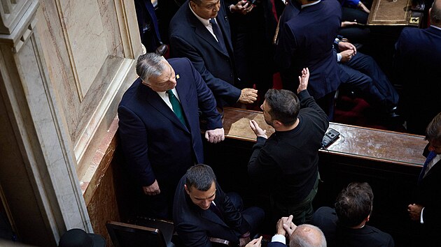 Ukrajinsk prezident Volodymyr Zelenskyj a maarsk premir Viktor Orbn spolu hovo na inauguraci novho argentinskho prezidenta. (10. prosince 2023)