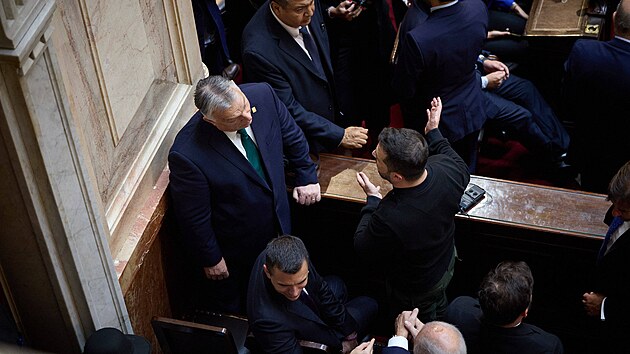 Ukrajinský prezident Volodymyr Zelenskyj a maďarský premiér Viktor Orbán spolu hovoří na inauguraci nového argentinského prezidenta. (10. prosince 2023)