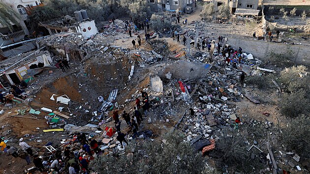 Palestinci hledaj obti na mst izraelskch tok v Rafhu na jihu Psma Gazy. (12. prosince 2023)
