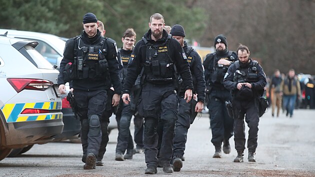 Policie prohledv msto dvojnsobn vrady v Klnovicch. (19. prosince 2023)