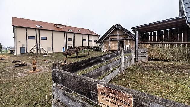 Archeopark ve V�estarech u Hradce Kr�lov� seznamuje n�v�t�vn�ky s �ivotem v prav�ku prost�ednictv�m tzv. �iv� archeologie. (13. prosince 2023)