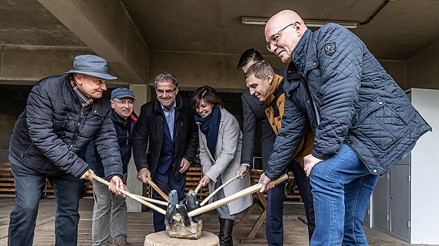 Zah�jen� p�estavby Archeoparku ve V�estarech ru�n� vyroben�mi kamenn�mi klad�vky. (13. prosince 2023)