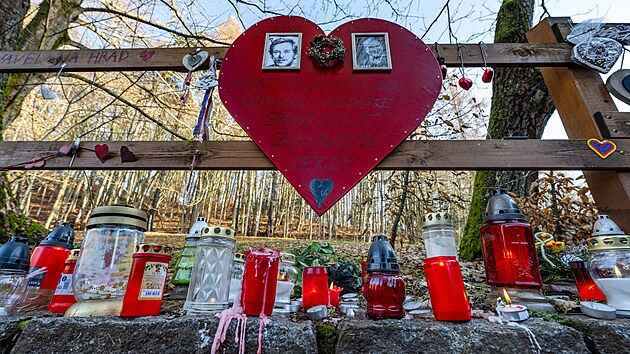 Lid si pipomnli 12. vro mrt prezidenta Vclava Havla u jeho chalupy na Hrdeku na Trutnovsku. 
(18. prosince 2023)