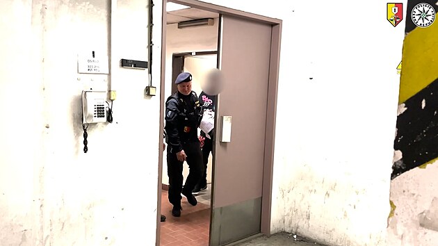 Policie zadr�ela t�iat�icetilet�ho mu�e, na kter�ho byl vyd�n Evropsk� zat�kac� rozkaz. S dopaden�m pomohl otec dvou chlapc�, kter� upozornil na jeho podez�el� chov�n� na s�t�ch. (15. prosince 223)