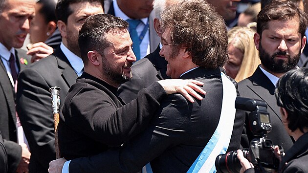 Argentinsk prezident Javier Milei se objm s ukrajinskm prezidentem Volodymyrem Zelenskm po Mileiov psaze ped Nrodnm kongresem v Buenos Aires. (10. prosince 2023)