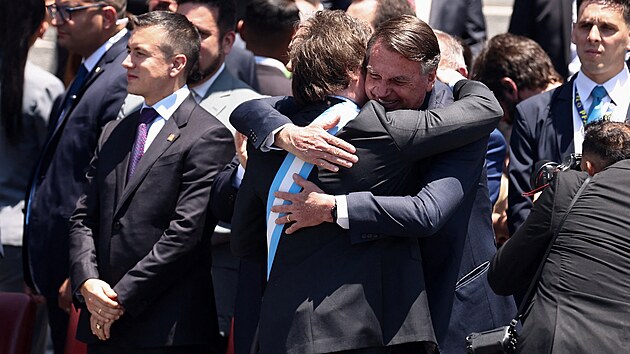 Argentinsk prezident Javier Milei se objm s bvalm brazilskm prezidentem Jairem Bolsonarem po Mileiov psaze ped Nrodnm kongresem v Buenos Aires. (10. prosince 2023)