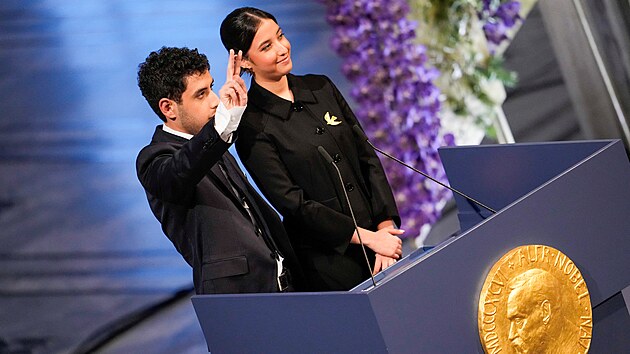 Ali a Kiana Rahmanovi, dti vznn rnsk aktivistky za lidsk prva Narges Mohammadiov, pebraj Nobelovu cenu mru za rok 2023 jmnem sv matky na radnici v norskm Oslu. (10. prosince 2023)
