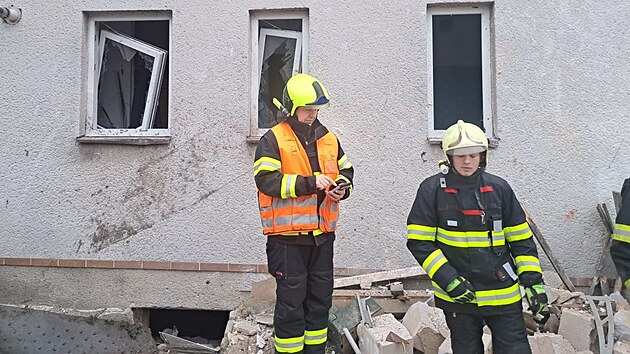 Hasi�i zasahuj� po v�buchu plynov� bomby, kter� zcela zni�il gar� a po�kodil rodinn� d�m v obci K�i�ovatka na Chebsku. (14. prosince 2023)