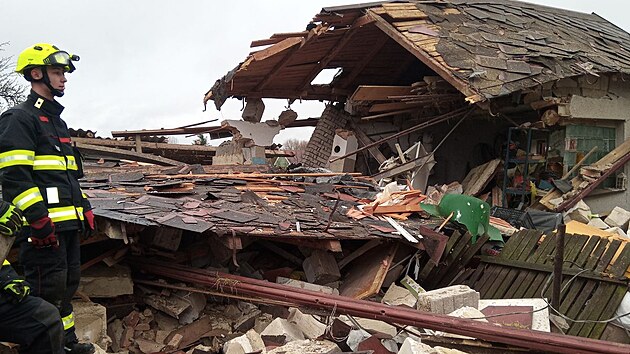 Hasi�i zasahuj� po v�buchu plynov� bomby, kter� zcela zni�il gar� a po�kodil rodinn� d�m v obci K�i�ovatka na Chebsku. (14. prosince 2023)