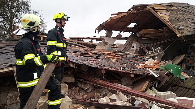 Hasi�i zasahuj� po v�buchu plynov� bomby, kter� zcela zni�il gar� a po�kodil rodinn� d�m v obci K�i�ovatka na Chebsku. (14. prosince 2023)