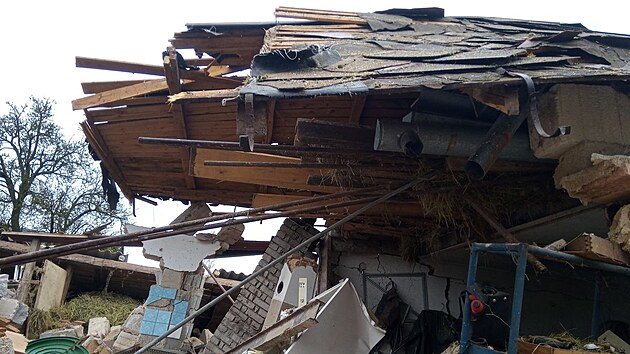 Hasi�i zasahuj� po v�buchu plynov� bomby, kter� zcela zni�il gar� a po�kodil rodinn� d�m v obci K�i�ovatka na Chebsku. (14. prosince 2023)