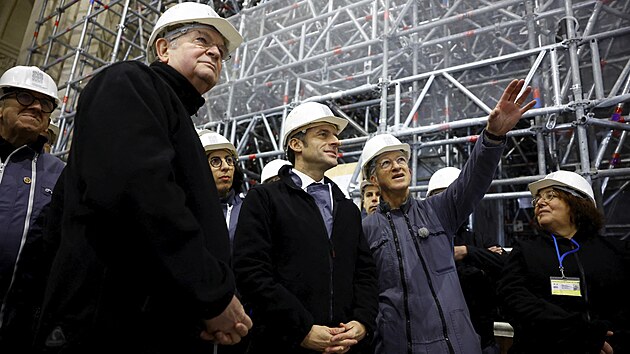 V pask katedrle Notre-Dame probh rozshl rekonstrukce. Emmanuel Macron si peje, aby restaurtoi nahradili pvodn vitre modernmi. (8. prosince 2023)