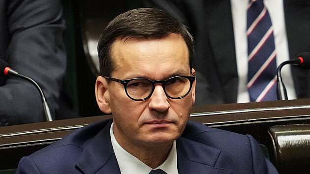 Bval polsk premir Mateuzs Morawiecki poslouch projev svho nstupce. (12. prosince 2023)