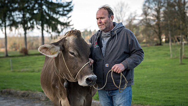 Farm Rolf Rohrbach ze vcarsk vesnice Aarwangen bojuje za zachovn tradice kravskch zvon. (29. listopadu 2023)