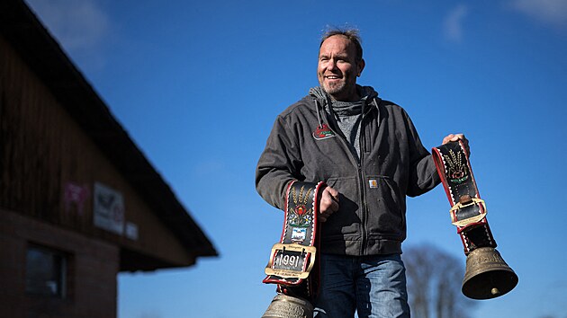 Farm Rolf Rohrbach ze vcarsk vesnice Aarwangen chce zachovat tradici kravskch zvon. sti obyvatel obce to vak vad. (29. listopadu 2023)