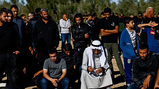 Izraelci se seli na pohbu Samera Fouada Al-Talalky, kter byl omylem zabit izraelskou armdou, kdy byl v Gaze dren jako rukojm palestinskou islamistickou skupinou Hams. (16. prosince 2023)