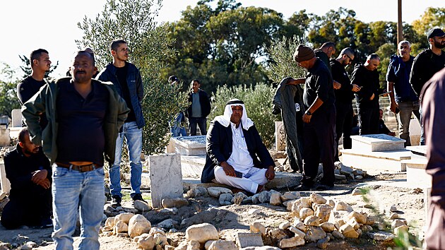 Izraelci se seli na pohbu Samera Fouada Al-Talalky, jednoho z rukojmch, kter byl omylem zabit izraelskou armdou. (16. prosince 2023)