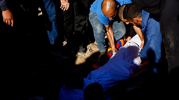 Izraelci nesou do hrobu tlo Samera Fouada Al-Talalky, jednoho z rukojmch, kter byl omylem zabit izraelskou armdou. (16. prosince 2023)