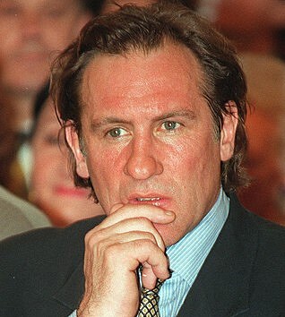 Slavn francouzsk herec Grard Depardieu dv k dispozici vyznamenn, kter mu udlil prezident Jacques Chirac v roce 1996. (2. kvtna 1996)