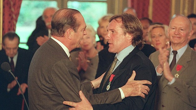 Francouzsk herec Grard Depardieu dv k dispozici vyznamenn, kter mu udlil prezident Jacques Chirac v roce 1996. (2. kvtna 1996)
