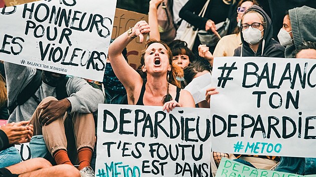 V Tolouse, kam pijel Grard Depardieu na nvtvu, protestovala proti herci obvinnmu z obtovn skupina feministek. (25. kvtna 2023)