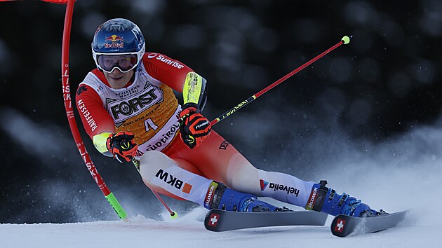 vcar Marco Odermatt bhem obho slalomu v Alta Badii.