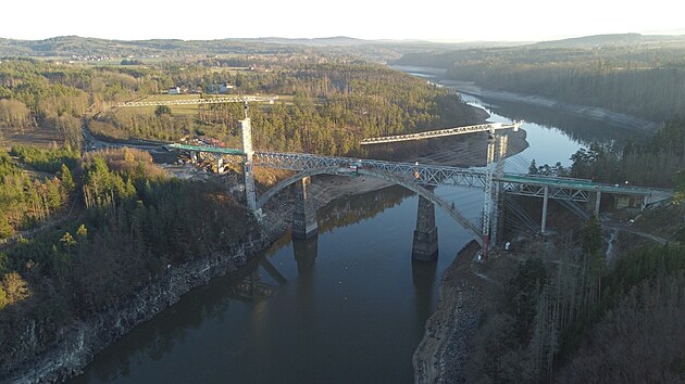 Oblouk novho mostu je del ne m nedalek Podolsk. (prosinec 2023).