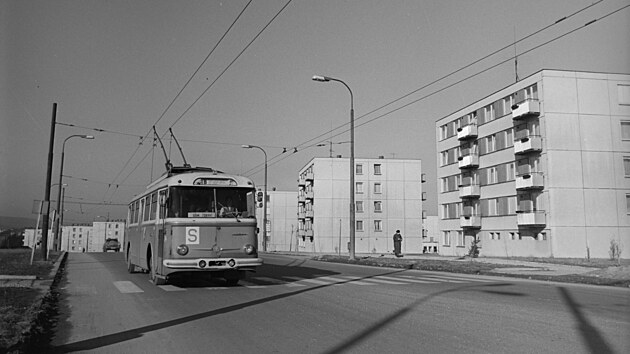 V sedmdestch a osmdestch letech zavedla nov tra trolejbusy na tehdy vznikajc sdlit Antonna Zpotockho, dnes oznaovan jako Bezinky. Snmek je z 16. dubna 1975.