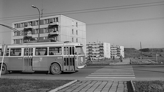 V sedmdestch a osmdestch letech zavedla nov tra trolejbusy na tehdy vznikajc sdlit Antonna Zpotockho, dnes oznaovan jako Bezinky. Snmek je z 16. dubna 1975.