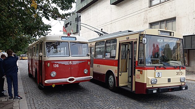 Historick trolejbusy se obas v Jihlav objev. Slou k ukzkm pro veejnost i nostalgickm jzdm. Tak jako teba letos v lt pi akci k vro 75 let provozu trolejbus a zrove 80 let provozu autobus.