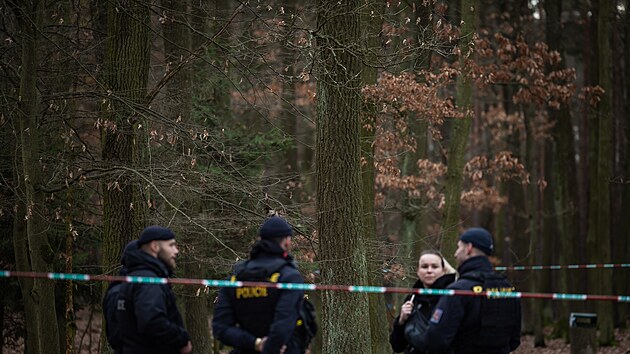 Ppad dvou mrtvch z lesa v praskch Klnovicch policie v sobotu kvalifikovala jako dvojnsobnou vradu. Potvrdila, e jednou z obt je dt. (16. prosince 2023)