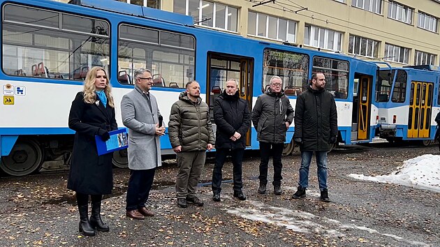 Do Ukrajinsk�ho Konotopu zam��� p�tadvacet vy�azen�ch ostravsk�ch tramvaj�. Budou tam slou�it k pos�len� a obnov� tramvajov� dopravy. (15. prosince 2023)