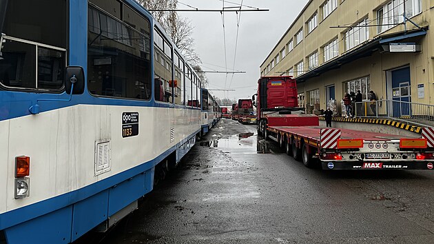 Do Ukrajinsk�ho Konotopu zam��� p�tadvacet vy�azen�ch ostravsk�ch tramvaj�. Budou tam slou�it k pos�len� a obnov� tramvajov� dopravy. (15. prosince 2023)