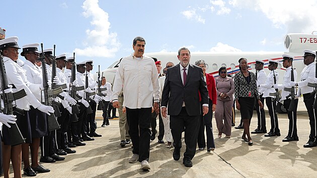 Venezuelsk prezident Nicols Maduro (vlevo) pichz na setkn s guayanskm prezidentem Irfaanem Alim. (14. prosince 2023)