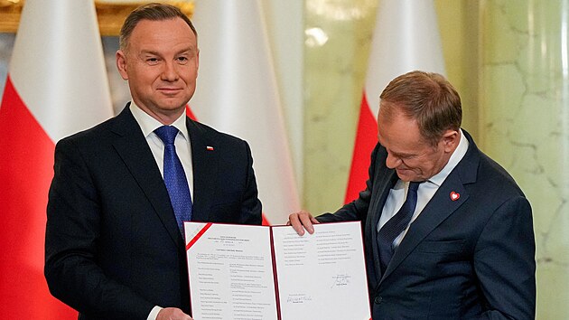 Nov� premi�r Donald Tusk (vpravo) slo�il u polsk�ho prezidenta Andrzeje Dudy p��sahu. O den d��ve jeho kabinet z�skal d�v�ru poslanc� Sejmu, tedy doln� komory polsk�ho parlamentu. (13. prosince 2023)