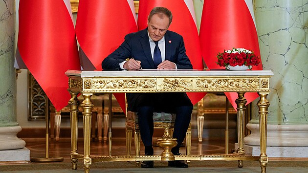 Nov premir Donald Tusk sloil u polskho prezidenta Andrzeje Dudy psahu. O den dve jeho kabinet zskal dvru poslanc Sejmu, tedy doln komory polskho parlamentu. (13. prosince 2023)