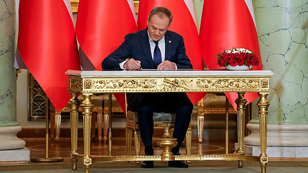 Nov� premi�r Donald Tusk slo�il u polsk�ho prezidenta Andrzeje Dudy p��sahu. O den d��ve jeho kabinet z�skal d�v�ru poslanc� Sejmu, tedy doln� komory polsk�ho parlamentu. (13. prosince 2023)