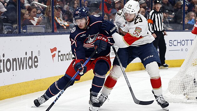 David Ji���ek (vlevo) z Columbusu v souboji s Carterem Verhaeghem z Floridy.