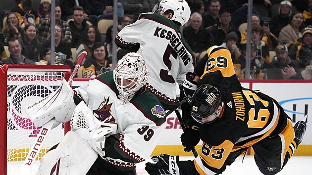 Radim Zohorna (vpravo) z Pittsburghu p�ed brank��em Connorem Ingramem z Arizony.