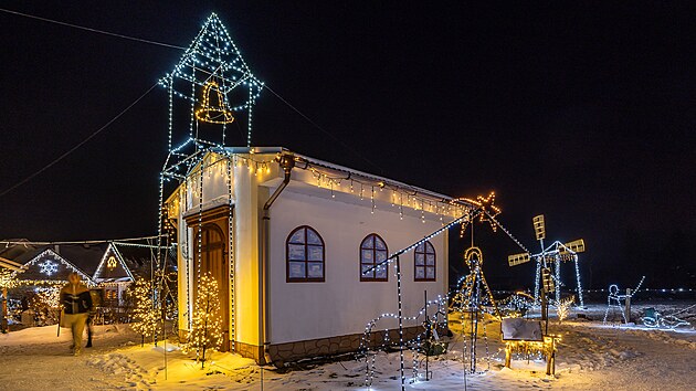 Sv�teln� m�ste�ko na rozlehl� zahrad� Milo�e Pokorn�ho ve D�b�nov� na Orlicko�stecku. (12. 12. 2023)