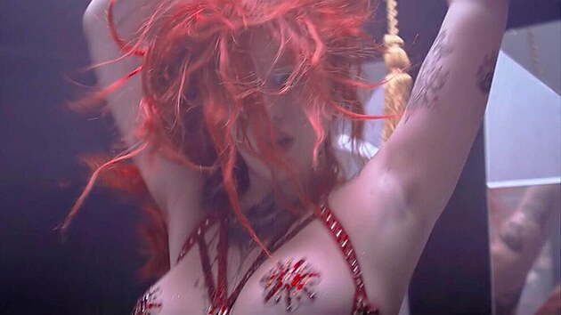 Bella Thorne jako striptrka ve filmu Rumble Through the Dark (2023)
