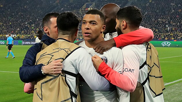 Hrái PSG slaví gól Kylian Mbappého, který vak nakonec neplatil kvli ofsajdu.