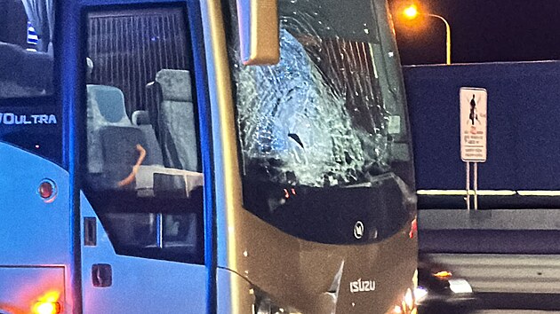 Na dlnici D1 nedaleko Prhonic srazil minibus chodce. (18. prosince 2023)