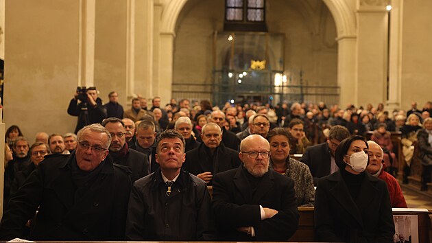 esko se rozlouilo s Karlem Schwarzenbergem zdun m v kostele Nejsvtjho Salvtora. (14. prosince 2023)
