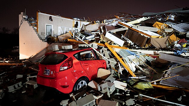 Torndo a boue v americkm stt Tennessee vyvrtily stromy, poniily domy a zpsobily vpadek elektiny. (9. prosince 2023)