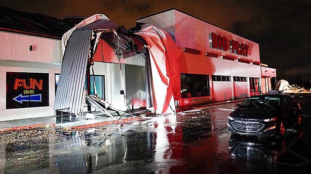 Torndo a boue v americkm stt Tennessee vyvrtily stromy, poniily domy a zpsobily vpadek elektiny. (9. prosince 2023)