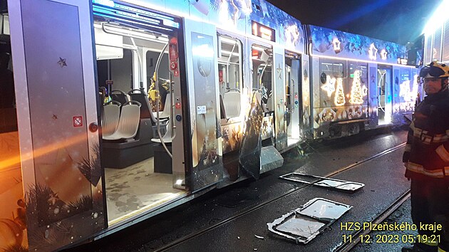 Vánoční tramvaj v Plzni po srážce s nákladním autem dojezdila. PMDP budou nyní zjišťovat, jak moc je zničená.