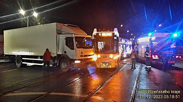 Vnon tramvaj v Plzni po srce s nkladnm autem dojezdila. PMDP budou nyn zjiovat, jak moc je znien.